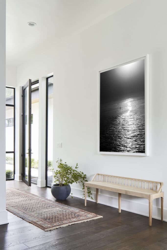 Photographie surf noir et blanc dans salon par James Midwinter